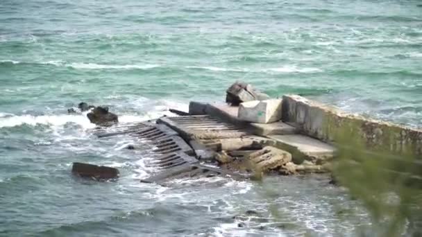Büyük taşlarla fırtınalı deniz. Odessa shtor. batı kıyısı. — Stok video