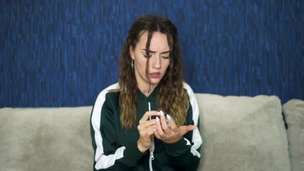 Calamar game.girl en chándal verde jugando miel de azúcar contra una pared azul — Vídeo de stock