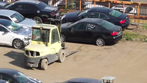 Odessa industrial Port.forklift hebt die Autoabladefläche. — Stockvideo