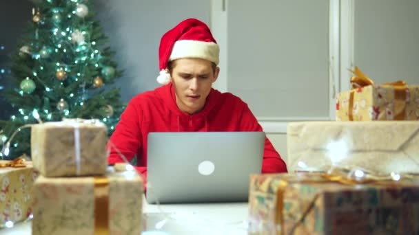Killen kommer på en idé för det nya året.boy skriva brev till Santa — Stockvideo