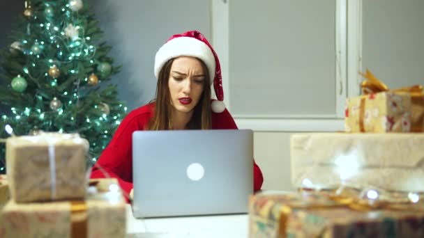 Brunetka dziewczyna kończy pracę w biurze i idzie świętować narodziny Boże Narodzenie — Wideo stockowe