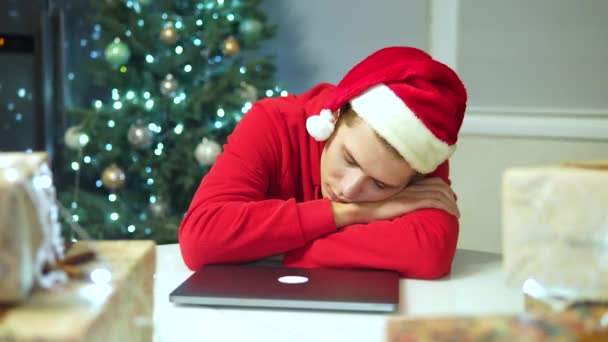 Бізнесмен в червоному капелюсі заснув на робочому місці і був представлений з подарунком — стокове відео