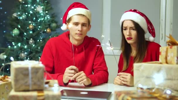 Triste casal celebrando feriado holiday.family celebrat christmas.boring — Vídeo de Stock