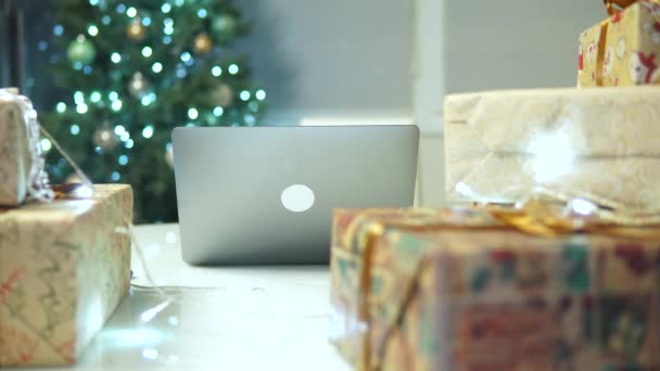 Schreibtisch am weihnachts.leerer Arbeitsplatz während des Urlaub.boke Weihnachtsbaum — Stockvideo