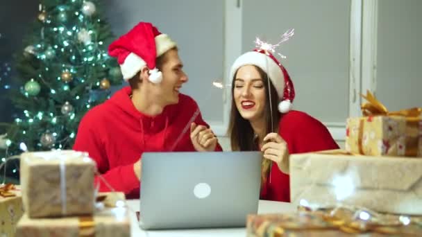 Família comemorar casal christmas.married está feliz que o feriado chegou — Vídeo de Stock