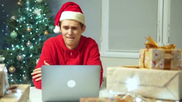 Empresário nervoso no trabalho em christmas.guy chapéu vermelho nervoso no computador — Vídeo de Stock