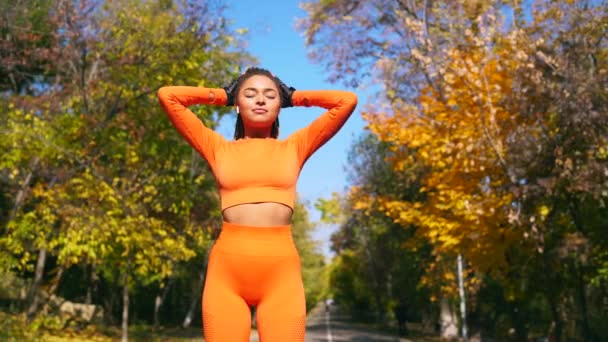 Afrikansk svart modell ung flicka står på parken i höst rätar ut håret — Stockvideo