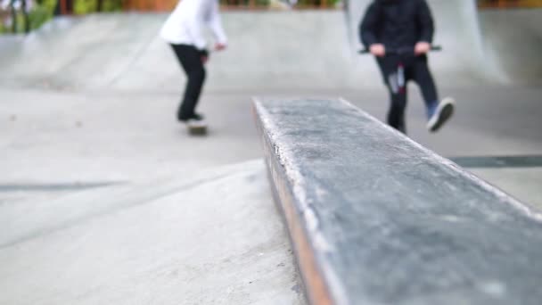 Close-up van een man springen op een skateboard op een railing.unsuccessful truc — Stockvideo