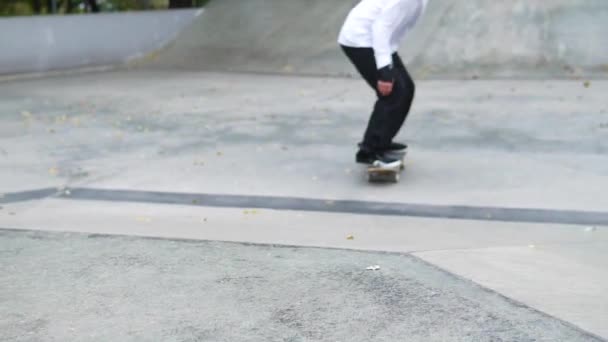 Skateboardåkare i skate park gör tricks, slow motion — Stockvideo