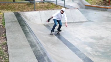 Paten parkında kaykaycı numaralar yapıyor, yavaş çekim.