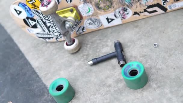 Close up frame van skateboard met stickers en wielen.Odessa skate park — Stockvideo