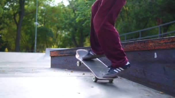 Kick flip.Odessa skate park.boy sur skateboard saute sur la main courante et glisse — Video