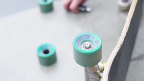 Slow mo.close-up wrench unscrews the nut on the skate board suspension — Stock Video