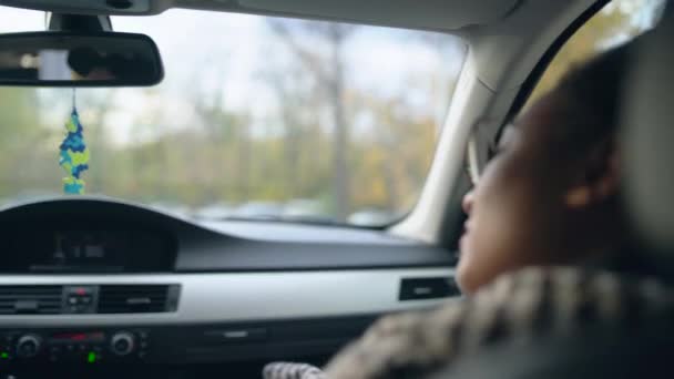 Donker gevild meisje rijdt in taxi rechttrekt glas.barrière opent van de auto — Stockvideo