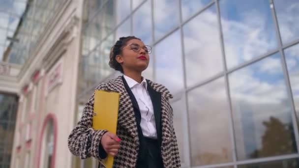 Új generáció.Vonzó okos fiatal üzleti nő.sikeres diák séta — Stock videók