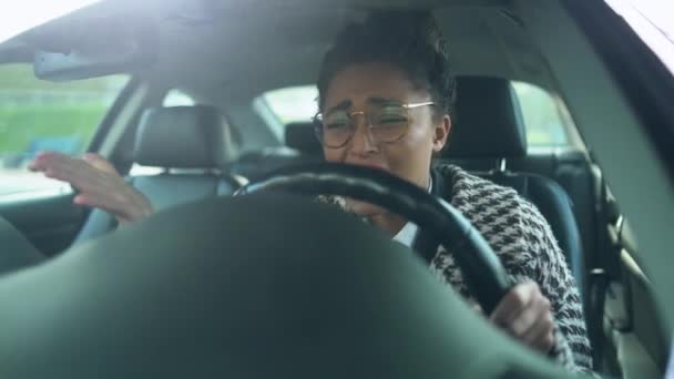 Portret černoška sedí v autě a stěžuje si na dopravní situaci — Stock video