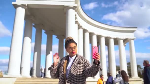 Ritratto di bella ragazza afro-americana che prende selfie all'aperto contro il cielo — Video Stock