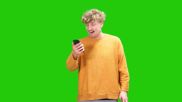 Σοκαρισμένος άνθρωπος που αντιδρά σε τρομερό μήνυμα smartphone.covers στόμα του με τρόμο — Αρχείο Βίντεο