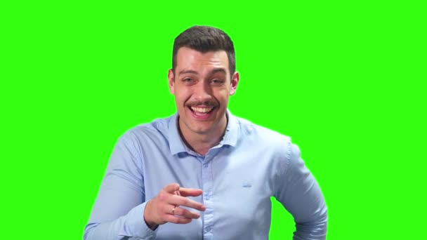 Веселий чоловік з вусами в синій сорочці сміється на зеленому екрані — стокове відео