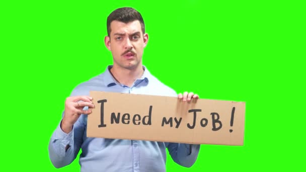 Mavi gömlekli bir adam yeşil ekranda afişi olan bir iş arıyor. — Stok video