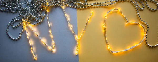 Gümüş arka planda LED ve noel boncukları yapılmış NY mektupları