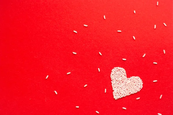 kalbim pirinçten yapılmış kırmızı bir zemin üzerinde.