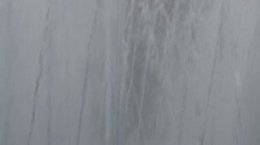 Çeşme suyu dokusu. Su damlaları arkaplan görüntüleri.