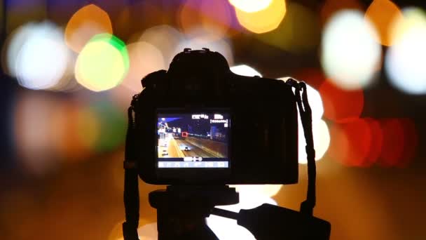 Cyfrowa Lustrzanka Filmująca Nocny Ruch Mieście Produkcja Wideo Kulisami — Wideo stockowe