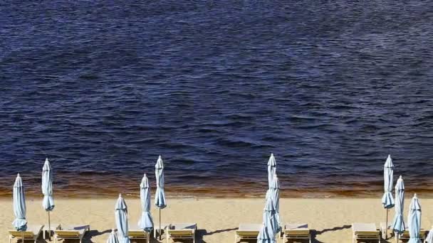 Пляж Біля Моря Парасольками Шезлонгами Очікуванні Туристів — стокове відео
