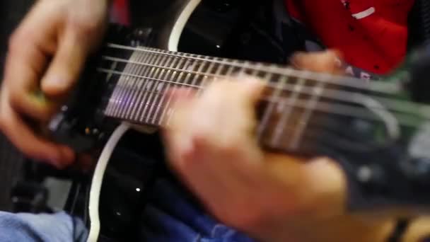 Musiker Spielt Auf Der Gitarre Gitarristenarbeit Hautnah — Stockvideo