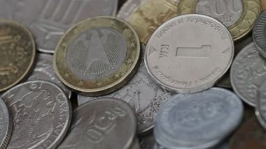Tüm dünya metal madeni paraları yakın çekim.