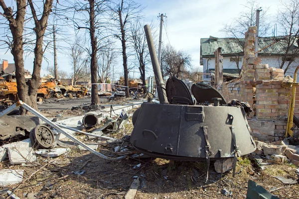 रूसी टैंक को तोड़ दिया। जले हुए टैंक। यूक्रेन में युद्ध . रॉयल्टी फ़्री स्टॉक फ़ोटो