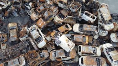 IRPIN, UKRAINE, Mayıs 04, 2022. Yanmış sivil araba. Yanmış araba mezarı. Ukrayna 'da Savaş. 