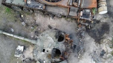 DMYTROVKA, UKRAine, Mayıs 04, 2022. Rus tanklarını yakıp yıktılar. Yanmış tank. Ukrayna 'da Savaş.
