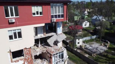 IRPIN, UKRAINE, 10 Mayıs 2022. Ukrayna 'da savaş. Yanmış bir daire. Bombardıman üstüne ev. Bir evin yıkıntıları. İnsansız hava aracı görüntüleri.