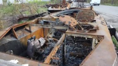 DMYTROVKA, UKRAine, Mayıs 04, 2022. Rus tanklarını yakıp yıktılar. Yanmış tank. Ukrayna 'da Savaş.