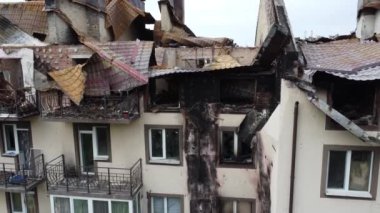IRPIN, UKRAINE, Mayıs 08, 2022. Ukrayna 'da savaş. Bombardımandan sonra ev cephesi. Bir evin yıkıntıları. İnsansız hava aracı görüntüleri.