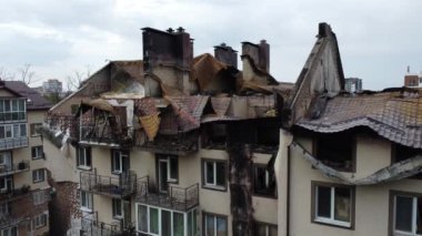 IRPIN, UKRAINE, Mayıs 08, 2022. Ukrayna 'da savaş. Bombardımandan sonra ev cephesi. Bir evin yıkıntıları. İnsansız hava aracı görüntüleri.