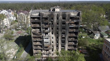 IRPIN, UKRAINE, 17 Mayıs 2022. Ukrayna 'da savaş. Irpin şehrindeki bir evin yıkıntıları. Yanmış ev.