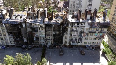 IRPIN, UKRAINE, 17 Mayıs 2022. Ukrayna 'da savaş. Irpin şehrindeki bir evin yıkıntıları. Yanmış ev.