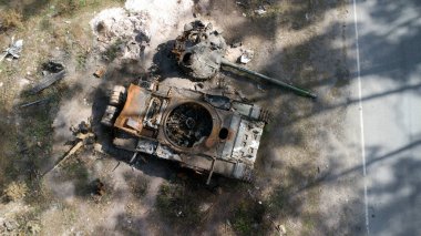 DMYTROVKA, UKRAine, Mayıs 04, 2022. Rus tanklarını yakıp yıktılar. Yanmış tank. Ukrayna 'da Savaş.