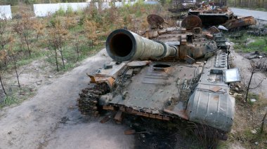 DMYTROVKA, UKRAine, Mayıs 04, 2022. Rus tanklarını yakıp yıktılar. Yanmış tank. Ukrayna 'da Savaş.