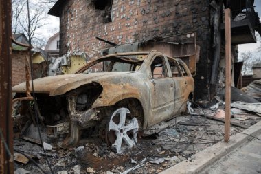 IRPIN, UKRAINE, 17 Mayıs 2022. Ukrayna 'da savaş. Bir evin ve yanan bir arabanın kalıntıları..