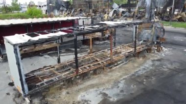HORENKA, UKRAINE, 26 Mayıs 2022. Depoda yanmış bir kamyon var. Bombalanmış depolardan. Ukrayna 'da Savaş. 