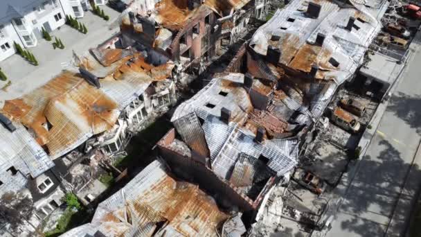 ウクライナ かもしれません26 2022 ウクライナでの戦争 焼かれたアパートだ 封印後の家 家の廃墟だ ドローン映像 — ストック動画