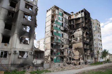 BORODYANKA, UKRAINE, HAZİRAN 01, 2022. Ukrayna 'da savaş. Bombardımandan sonra yanan ev cephesi. Bir evin yıkıntıları. Düz duvar.