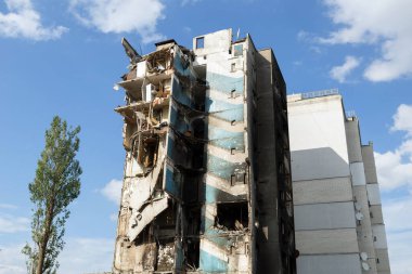 BORODYANKA, UKRAINE, HAZİRAN 01, 2022. Ukrayna 'da savaş. Bombardımandan sonra yanan ev cephesi. Bir evin yıkıntıları. Düz duvar.