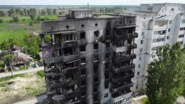 Ukrayna 'da savaş. Yanmış ev. Bombardımandan sonra ev cephesi. Rus işgalinden sonraki bir evin kalıntıları. İnsansız hava aracı görüntüleri.