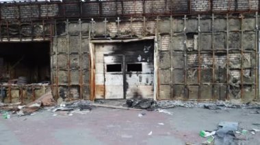 Yanmış bina. Garaj harabeleri. Apokaliptik arkaplan.