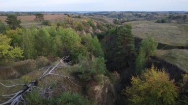 Manzara görüntüleri. Eski bir dağ geçidi. Akşam doğası..
